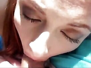 Русская девушка делает глубокий минет в машине