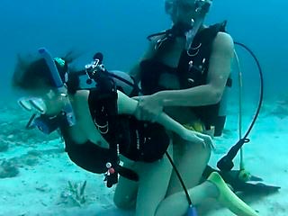 Экстремальный подводный секс